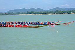 DSCF2823 LongBoatRacingMaprachanLake.jpg